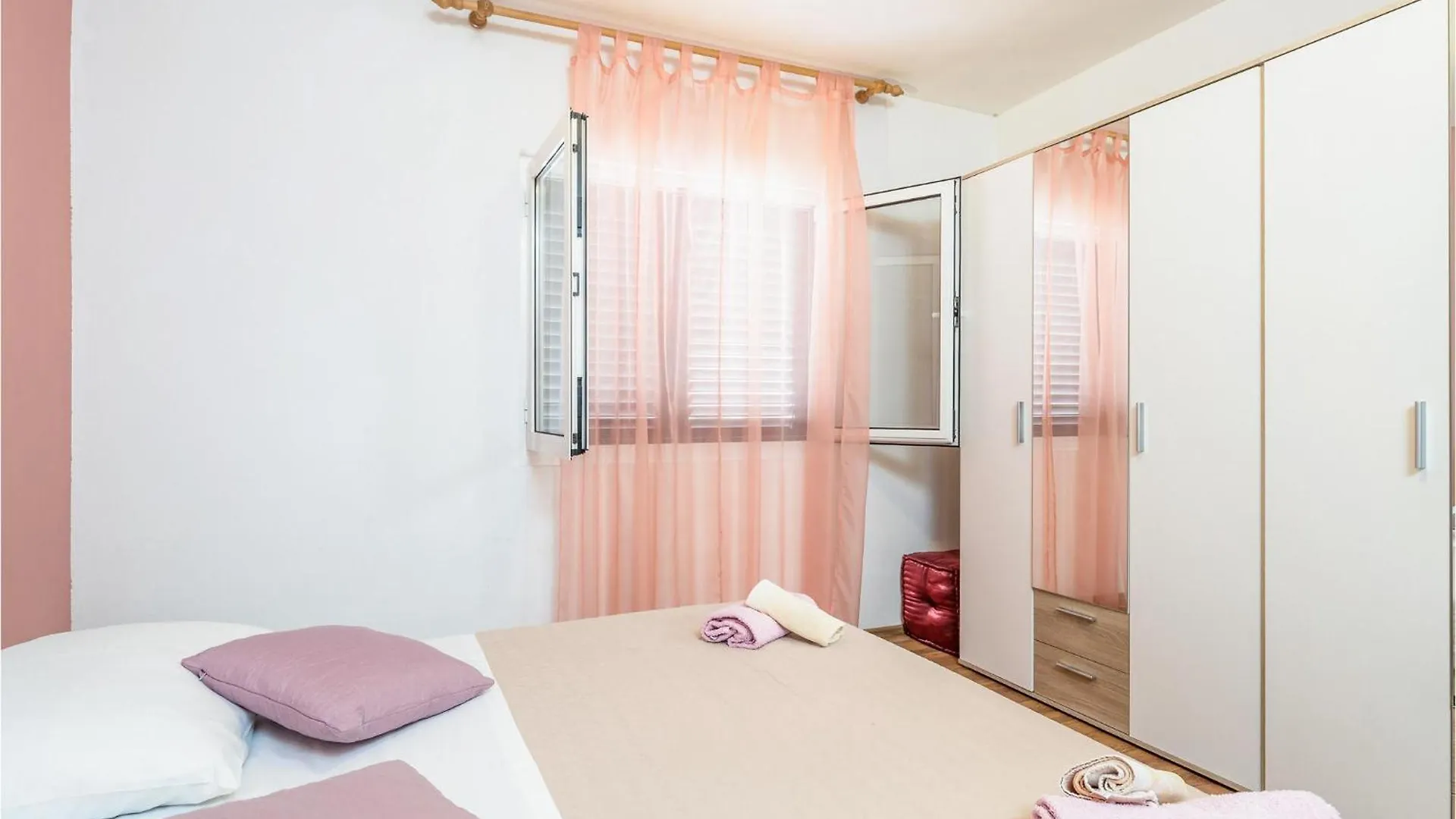 Beautiful Apartment In Mali Losinj With Kitchen